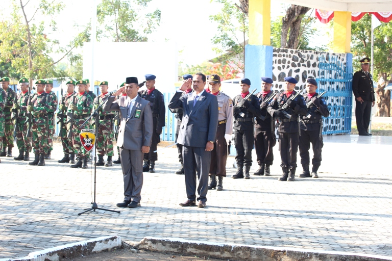 Ketua Pengadilan Negeri Waingapu Pimpin Upacara Ziarah Nasional di Taman Makam Pahlawan Umbu Ndawa Kareuk Dalam Rangka Memperingati HUT RI ke 73