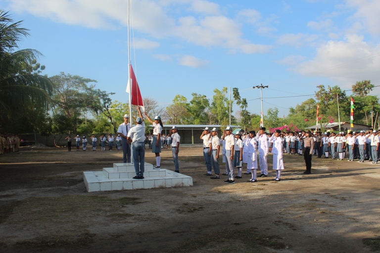 Jelang HUT Polwan ke 70, Polwan Polres Sumba Timur Gelar Upacara Di SMAN 1 Hahar dan Sampaikan Bahaya Narkoba Serta Perilaku Bullying di Sekolah