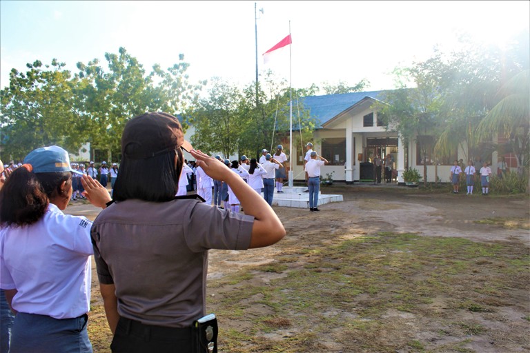 6 Pesan Terkait Bahaya Narkoba dan Bullying Yang Disampaikan Polwan Polres Sumba Timur Saat Upacara Bersama di SMAN 1 Hahar