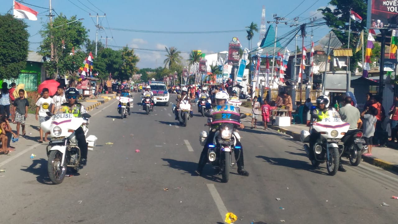 Puluhan Personel Polres Sumba Timur Amankan Kegiatan Karnaval Dalam Rangka Menyambut HUT RI Ke 73