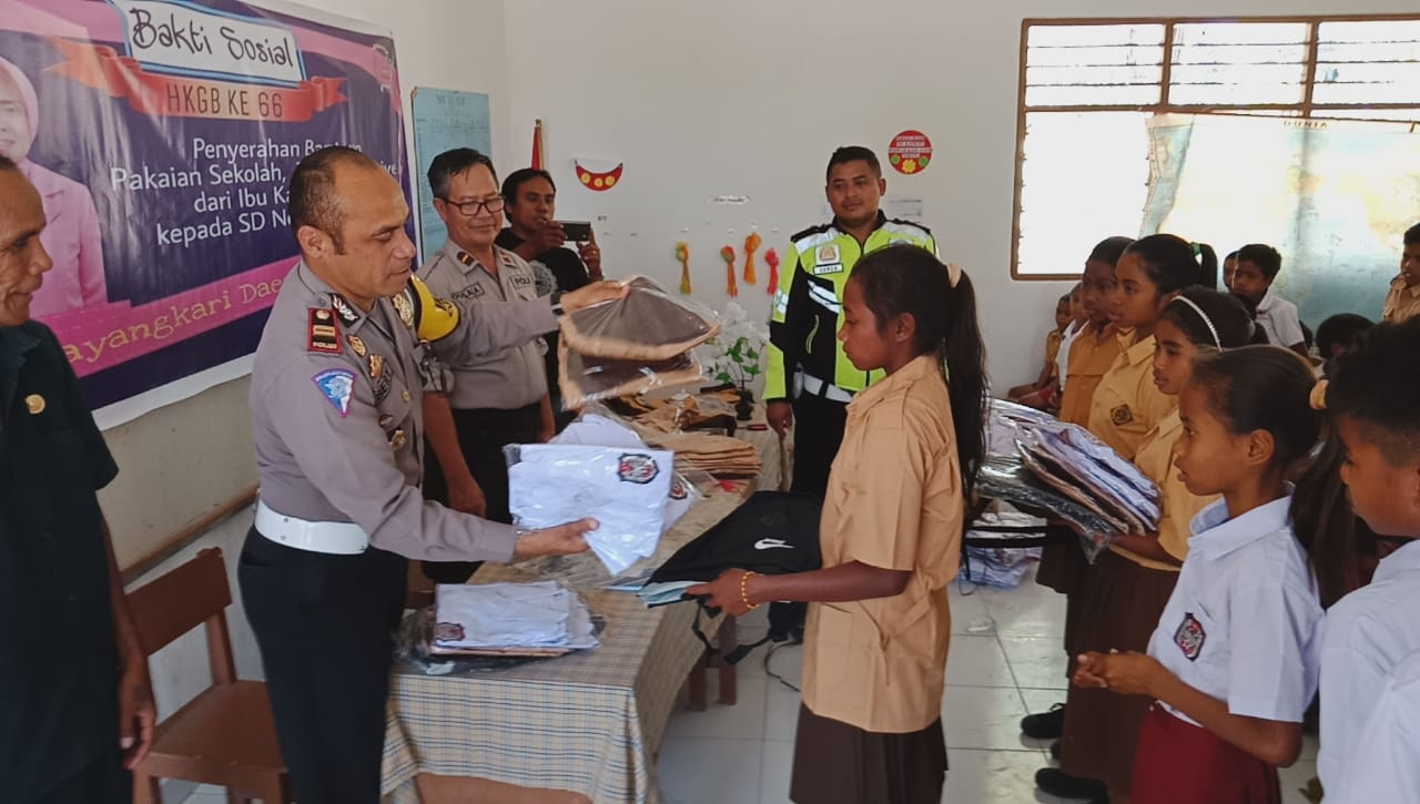 SDN Tanggedu Kembali Terima Bantuan Dari Ibu Kapolda NTT, Kali ini Berupa Seragam dan Tas Sekolah