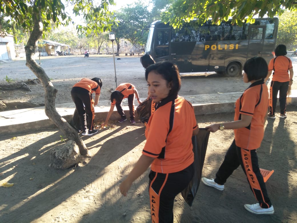 Peduli Lingkungan, Polwan Polres Sumba Timur Bersihkan Pantai Londa Lima