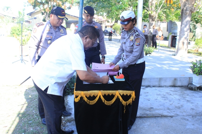 Wujudkan Pemilu 2019  Aman, Damai dan Sejuk TNI Polri Bersama Unsur Pemerintahan, TNI, dan Parpol di Kabupaten Sumba Timur Tandatangan Naskah Kesepakatan Bersama