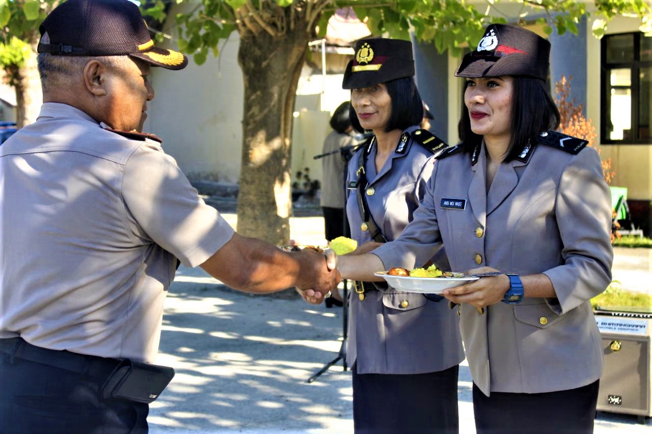 Hari Jadi Polwan ke - 70, Wakapolres Sumba Timur Potong Tumpeng