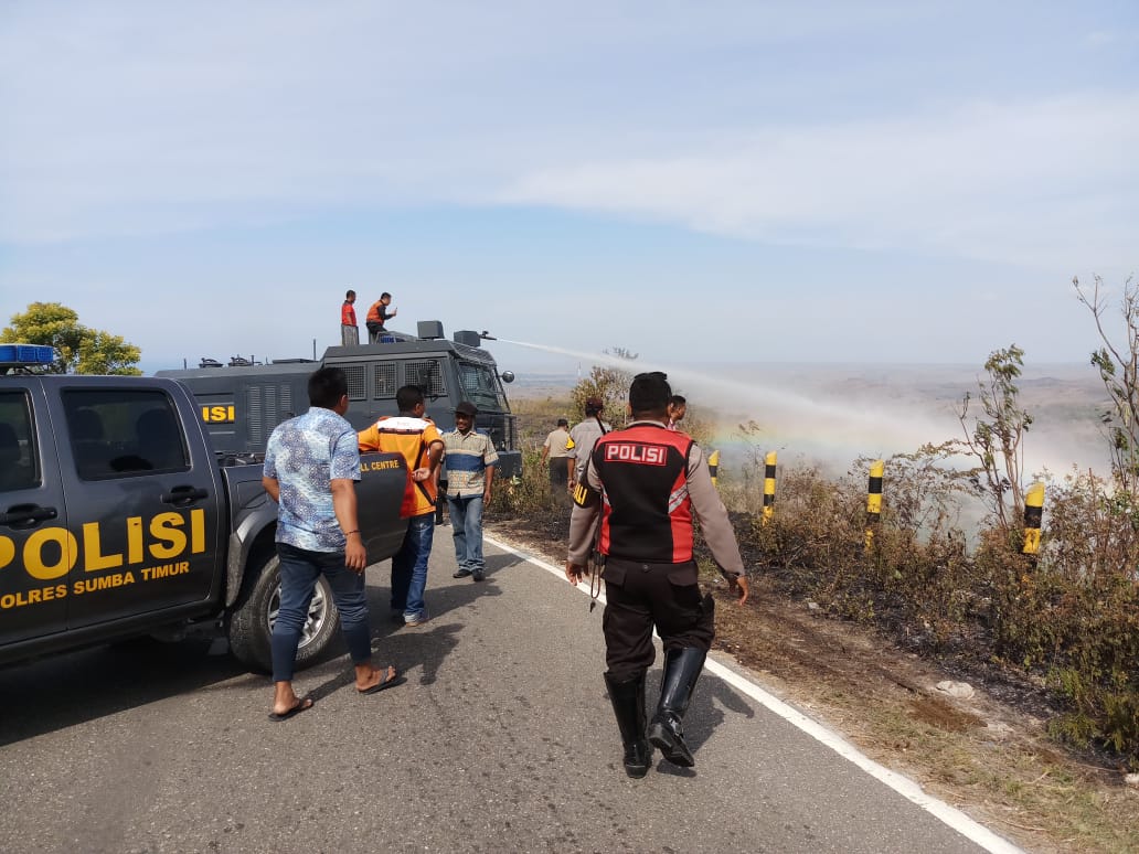 Polres Sumba Timur Turunkan Water Canon, Bantu Padamkan Api di Hutan Jati dan Cendana Km 10 Jurusan Waingapu- Lewa