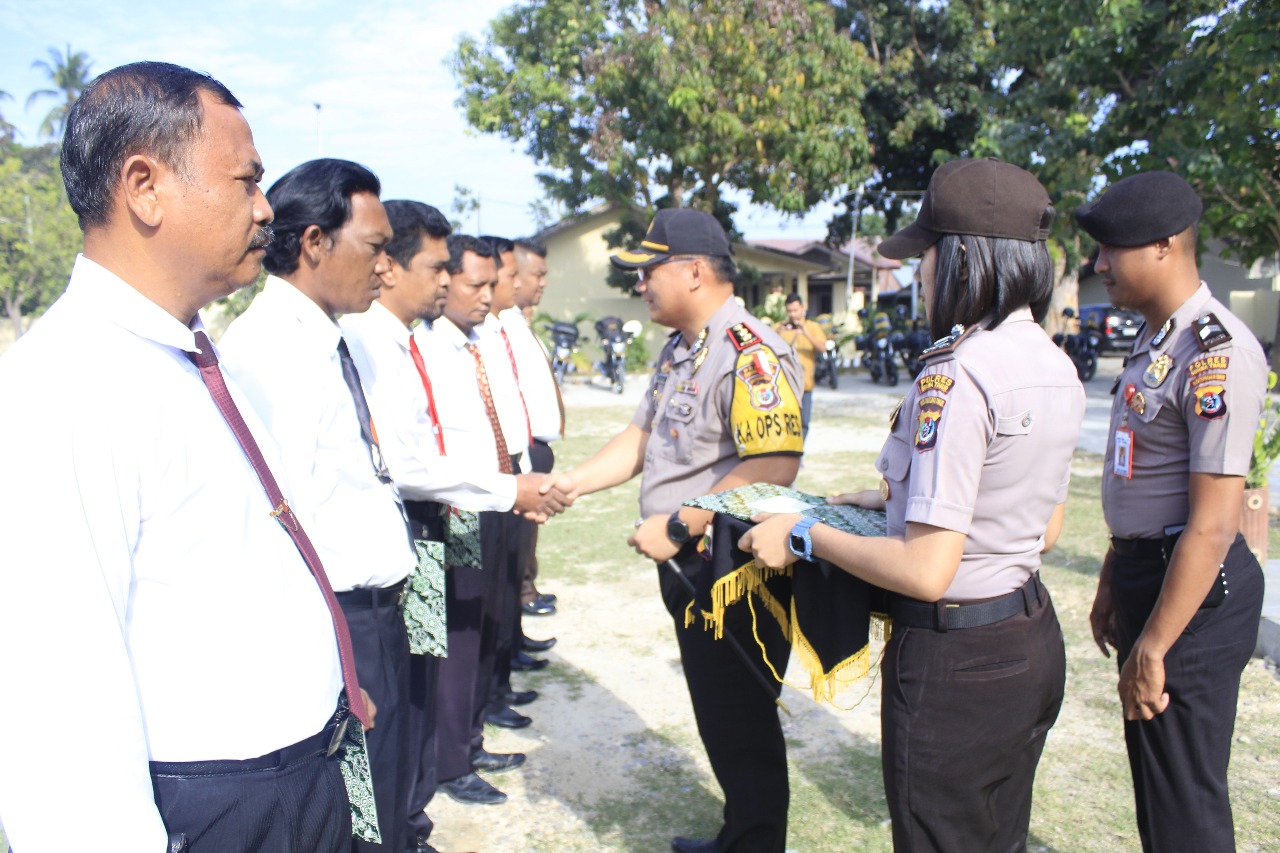 Apresiasi Atas Capaian Kinerja Anggota, Kapolres Sumba Timur Beri Penghargaan Kepada 6 Orang Anggota Berprestasi