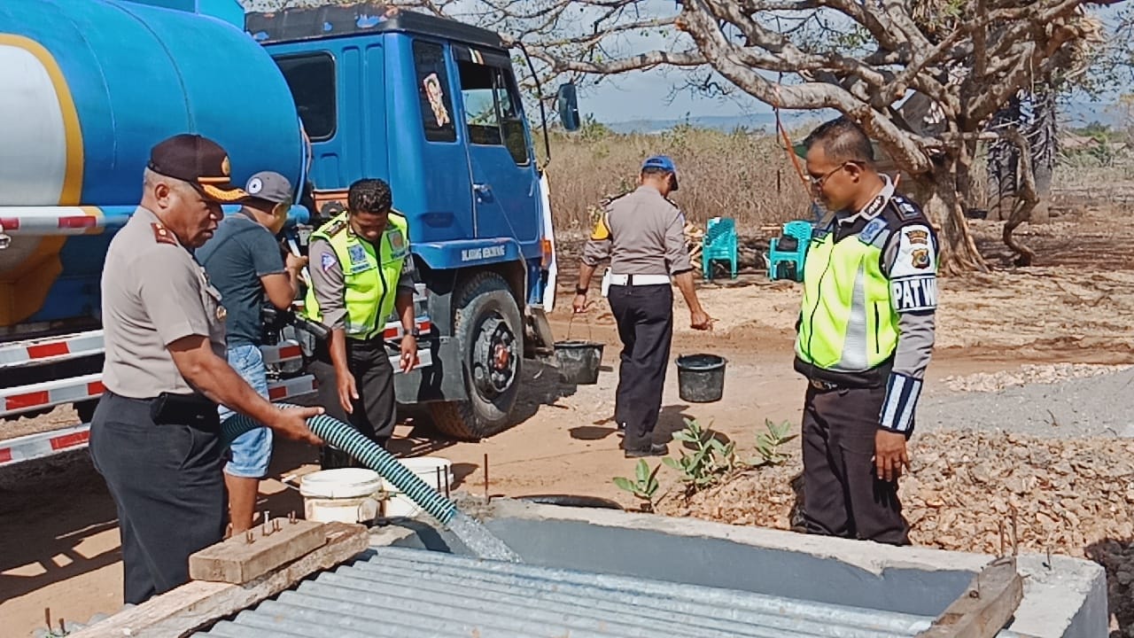 30.000 liter Air bersih Disalurkan Satlantas Polres Sumba Timur Kepada Warga