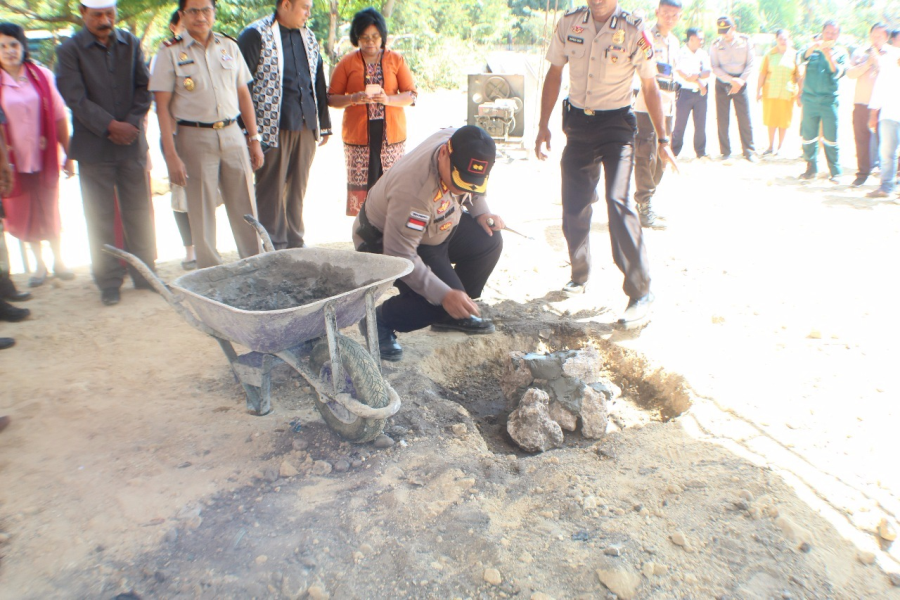 Peletakan Batu Pertama Pembangunan Gedung Gereja Oekumene, Kapolres Sumba Timur Sampaikan Penjabaran Revolusi Mental Polri