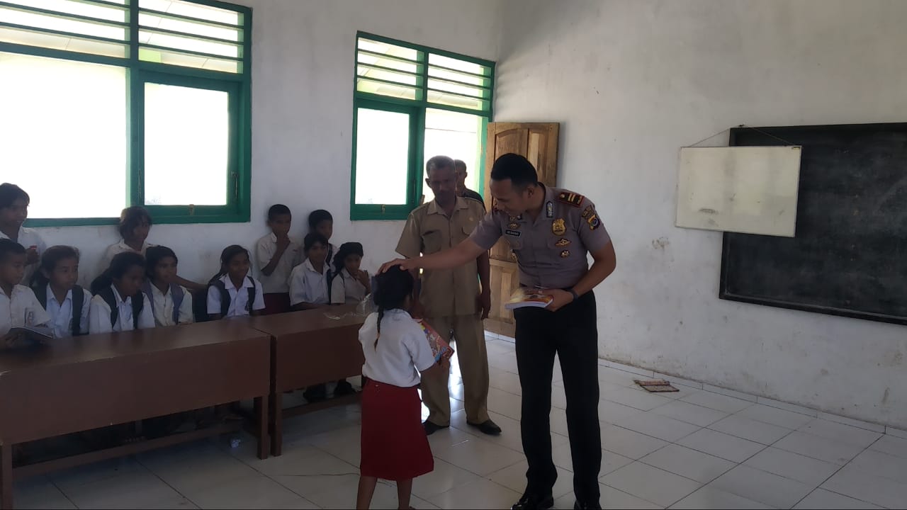 Polisi Pendidikan, Polsek Lewa Bagikan Buku Gratis Kepada Murid SD Palahonang, Desa Rakawatu