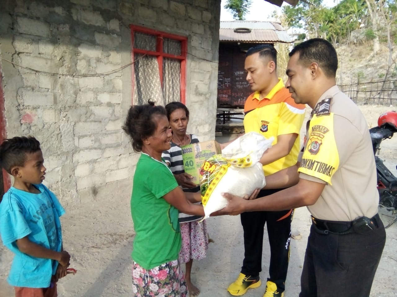 Sambangi Warga, Kapolsek Waingapu Kota Berikan Bantuan Sembako