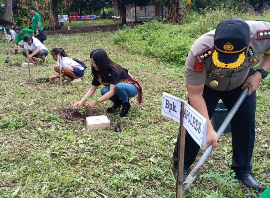 Kapolres Sumba Timur Bersama Putri Kelor NTT Tanam Anakan Kelor di Wilayah Kelurahan Kambaniru