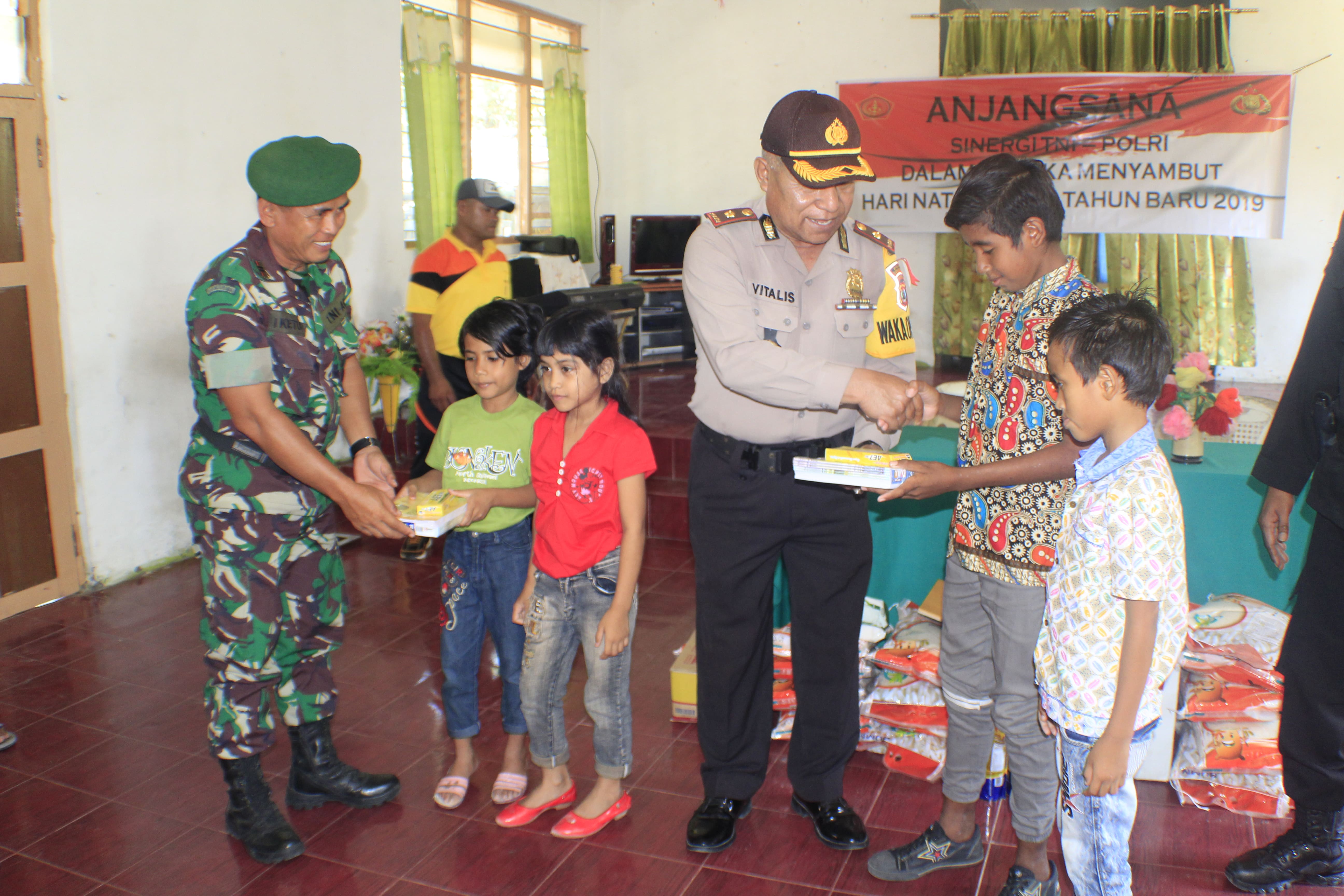 Anjangsana Sinergi TNI - Polri Ke Panti Asuhan, Wakapolres Sumba Timur : TNI - Polri Bagian Dari Rakyat Sehingga Melayani Masyarakat Sudah Menjadi Tugas dan Tanggung Jawab Utama