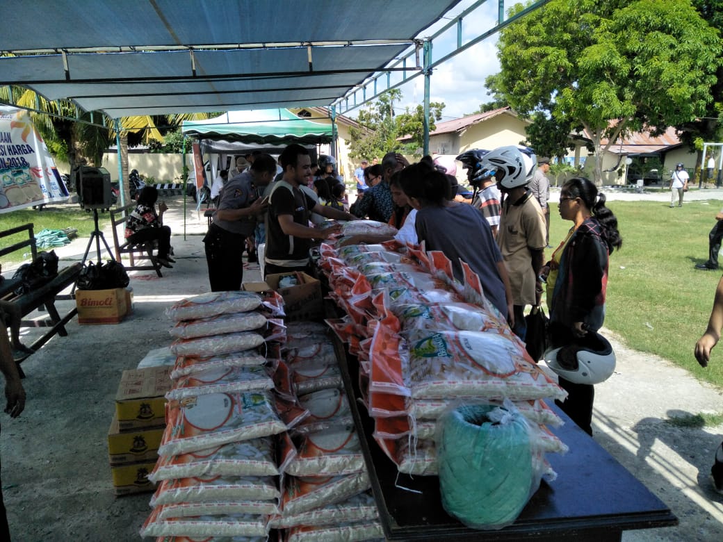 Antisipasi Lonjakan Harga Kebutuhan Pokok, Satgas Pangan Polres Sumba Timur Gelar Pasar Murah