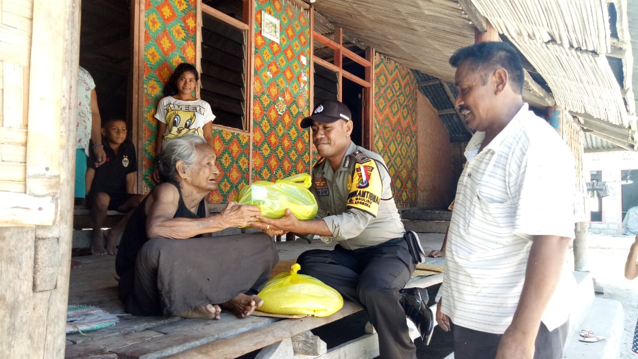 Sambut Hari Natal, Bhabinkamtibmas Polres Sumba Timur Beri Bantuan Kepada Warga Lanjut Usia dan Kurang Mampu