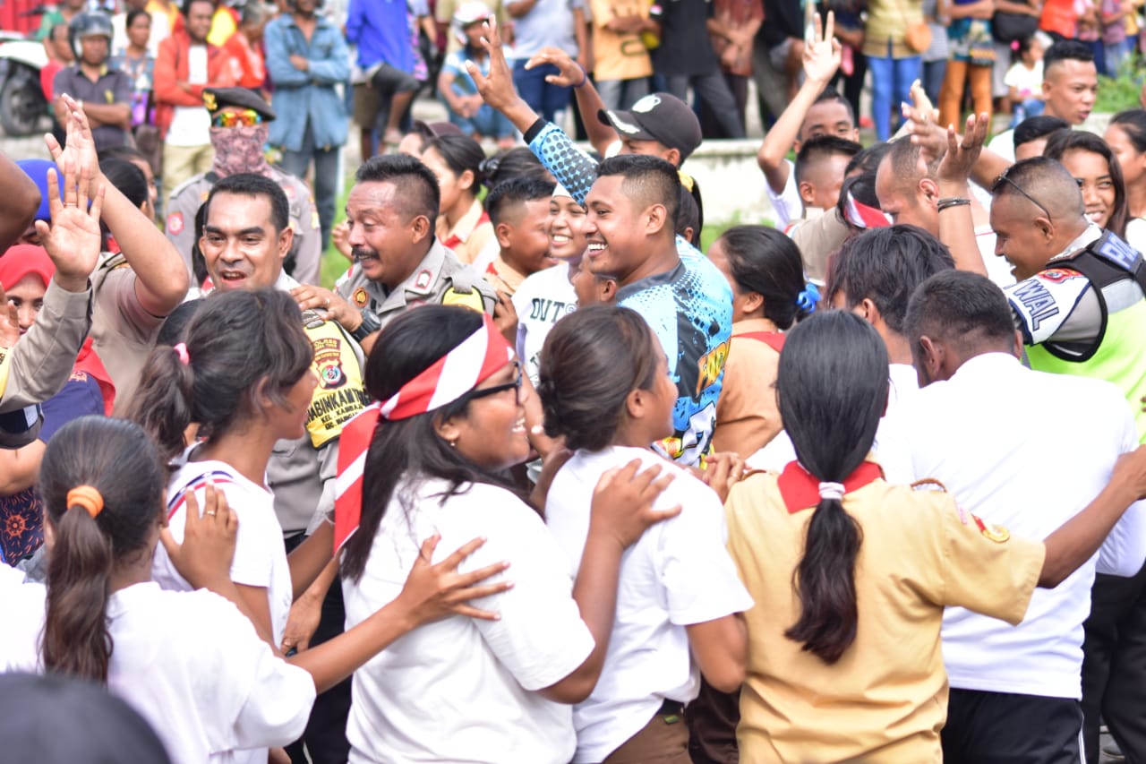 Asyik! masyarakat Berbaur Dan Berjoget Bersama Anggota Polres Sumba Timur Saat MRSF 2019 Digelar