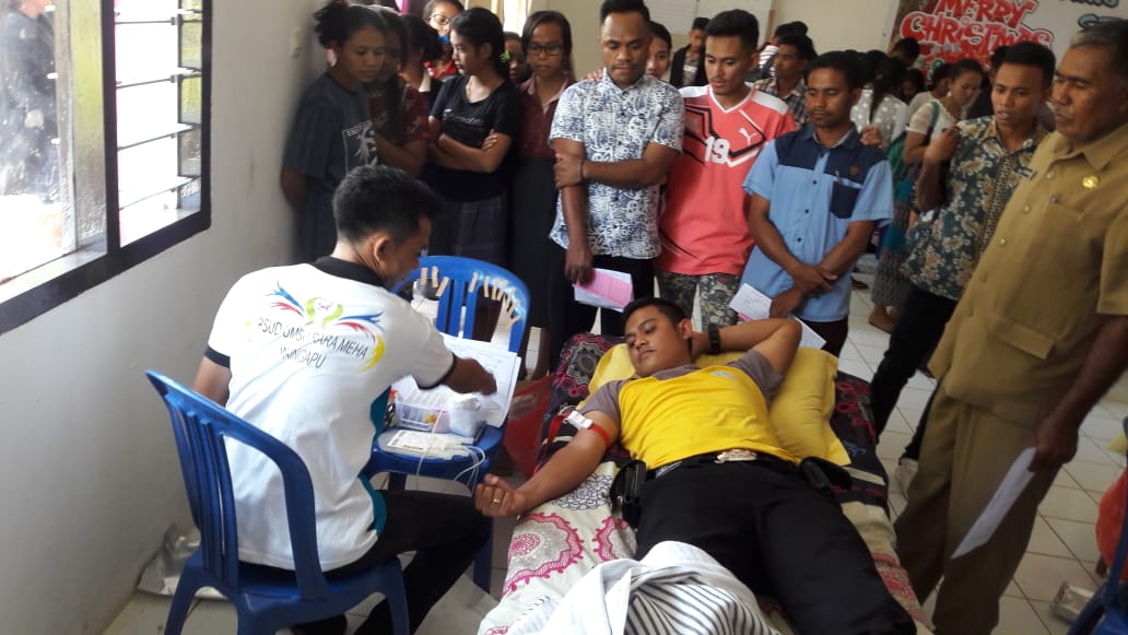 Tanggap KLB DBD di Kabupaten Sumba Timur, Personel Polsek Lewa Ambil Bagian Dalam Aksi Donor darah