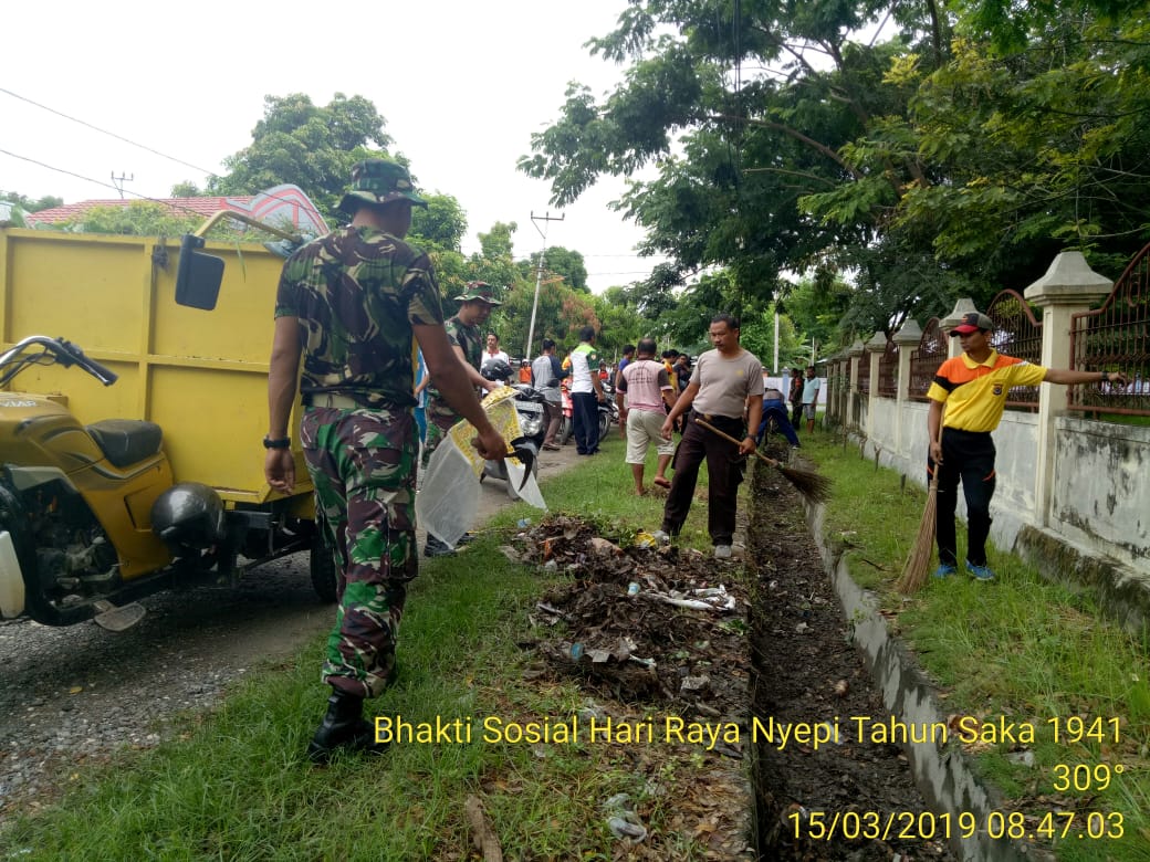 Polres Sumba Timur Bersama Instansi Terkait dan Umat Hindu Bersih-bersih Banjar Cendana Waingapu, Halaman Gedung Perpustakaan dan Seputaran Lapangan Matawai