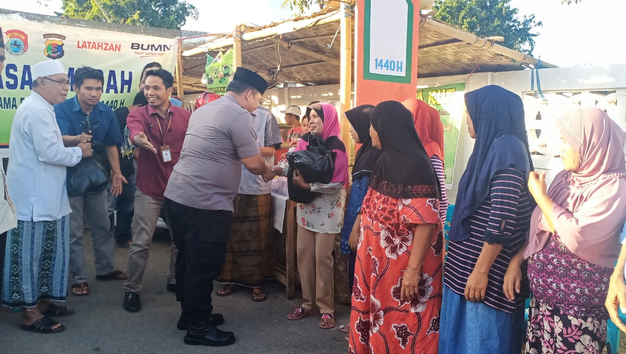 Warga Dapat Bantuan Sembako Saat Pembukaan Pasar Murah