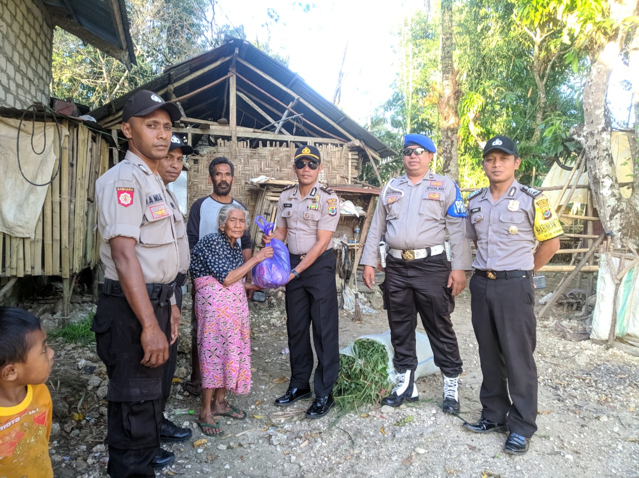 Peduli Sesama, kapolsek Lewa dan Anggota Berikan Santunan Kepada Warga Kurang Mampu