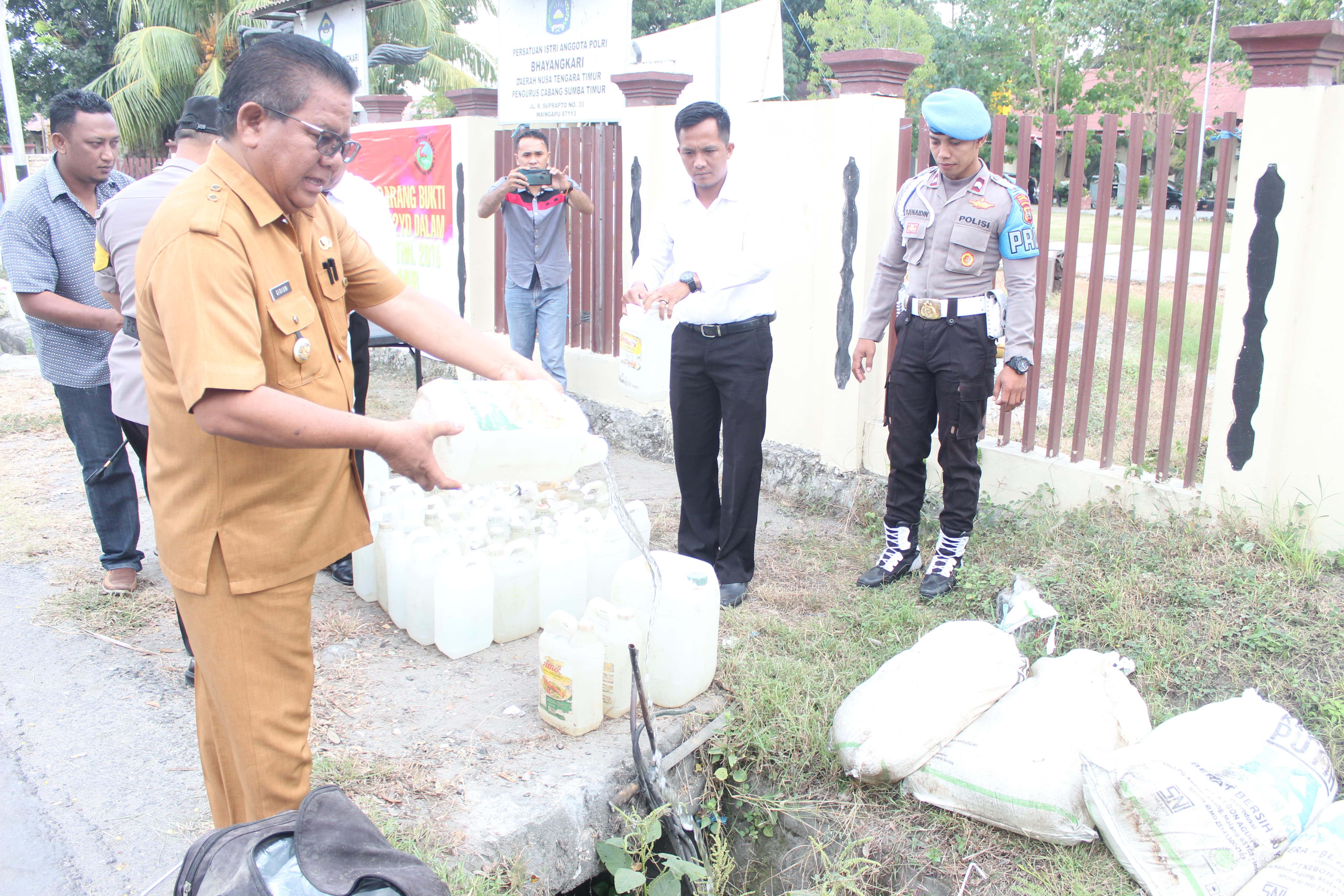 Songsong Hari Raya Idul Fitri 1440 H tahun 2019, Polres Sumba Timur Gelar Pemusnahan BB Miras