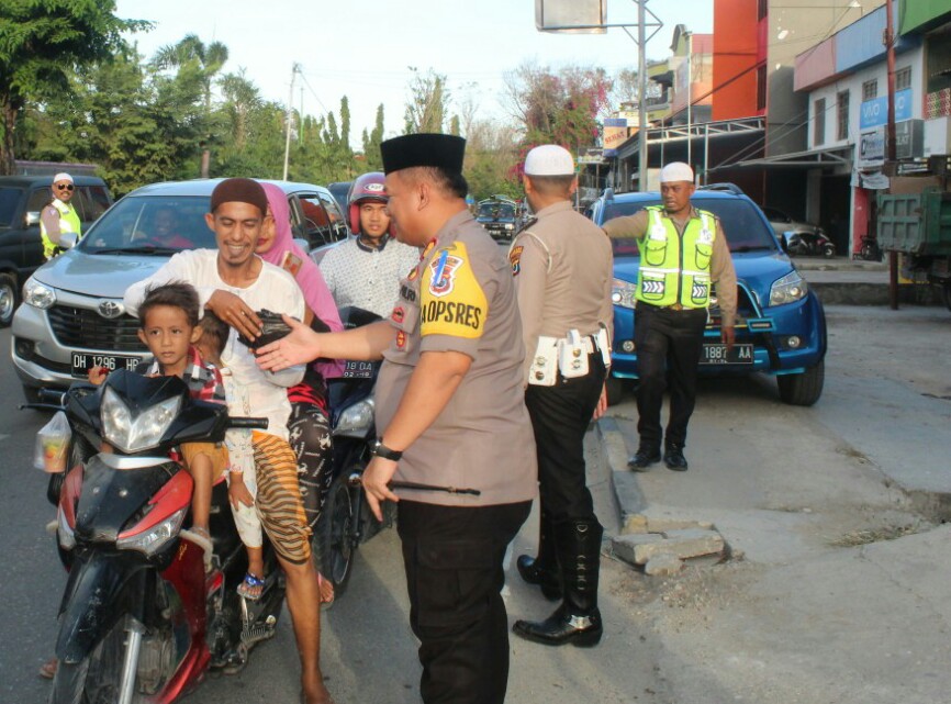 Program Gitarama, Kapolres Sumba Timur dan Anggota Bagi-Bagi Takjil Gratis