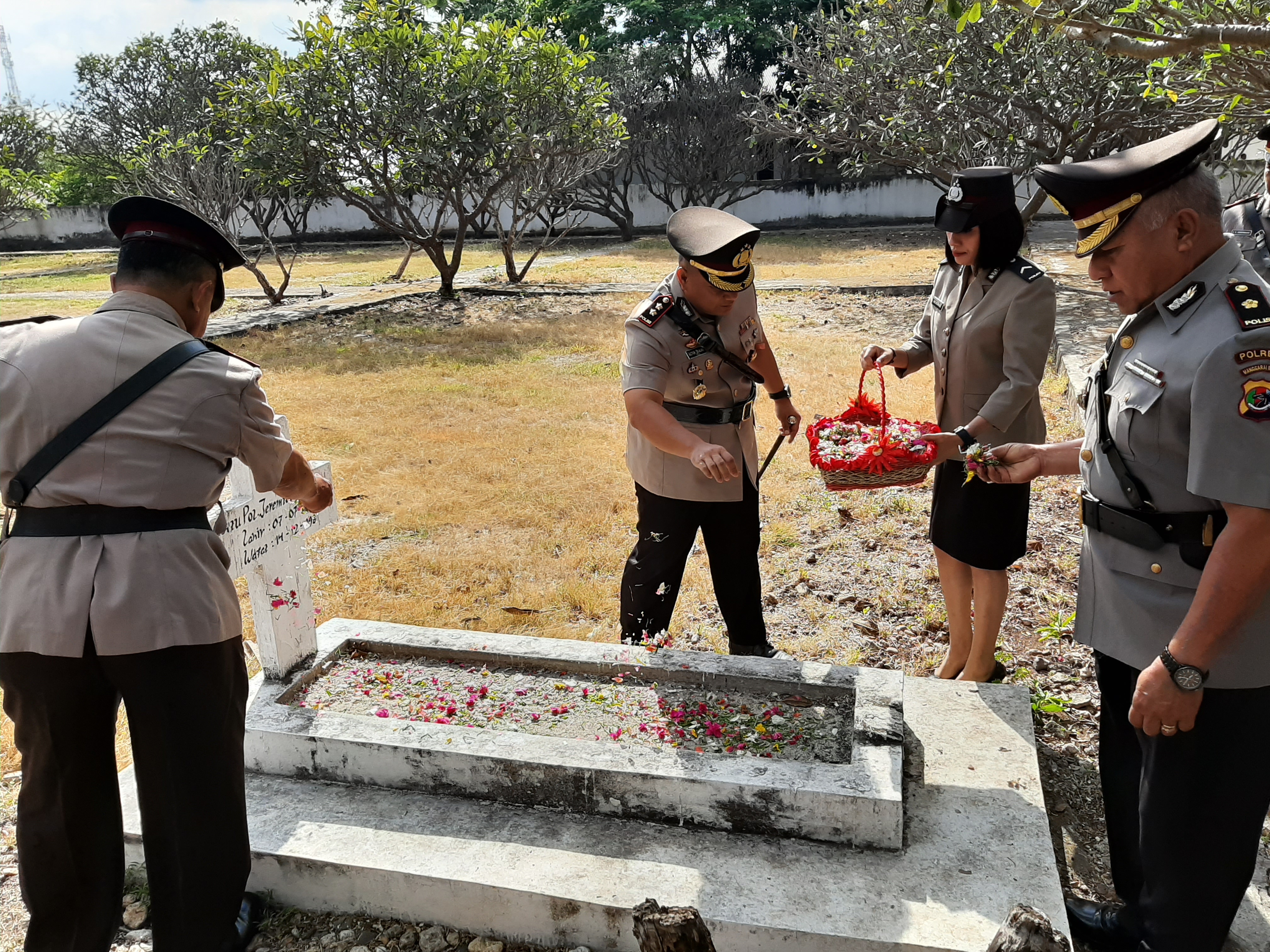 Kenang Jasa Pahlawan, Polres Sumba Timur Ziarah ke TMP Umbu Ndawa Kareuk