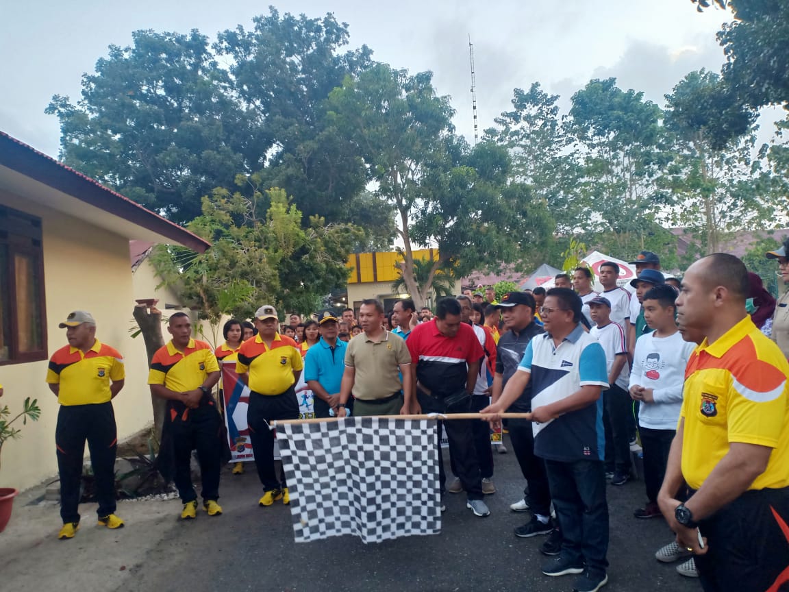 Meriahkan Hari Bhayangkara ke 73 Polres Sumba Timur Gelar Jalan Santai dan Olahraga Bersama