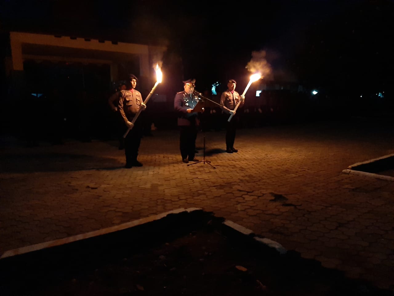 Kapolres Sumba Timur Pimpim Upacara Kehormatan dan Malam Renungan Suci