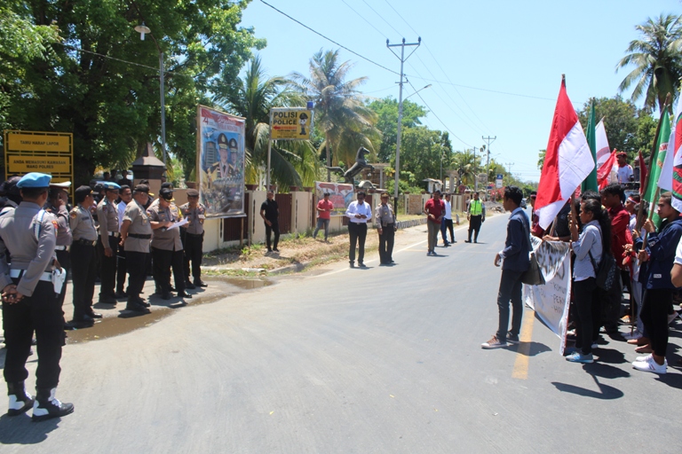 Jawab Kapolres Sumba Timur Kepada Mahasiswa : Tahun 2019 Polres Tangani 31 Kasus Kekerasan Terhadap Perempuan dan Anak