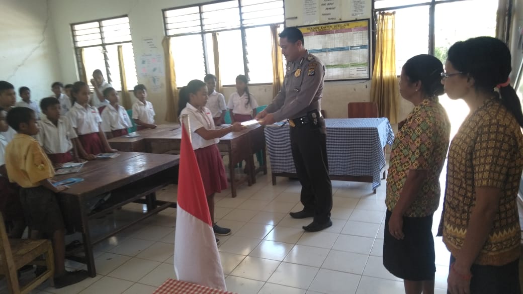 Police Goes to School Polsek Lewa, Murid SDM Kondamara Dapat Bantuan Buku Tulis