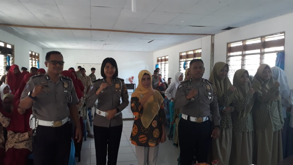 Satlantas Polres Sumba Timur Kenalkan Tata Tertib Berlalulintas Kepada Siswa SMA Madrasah Aliyah Kemalaputi