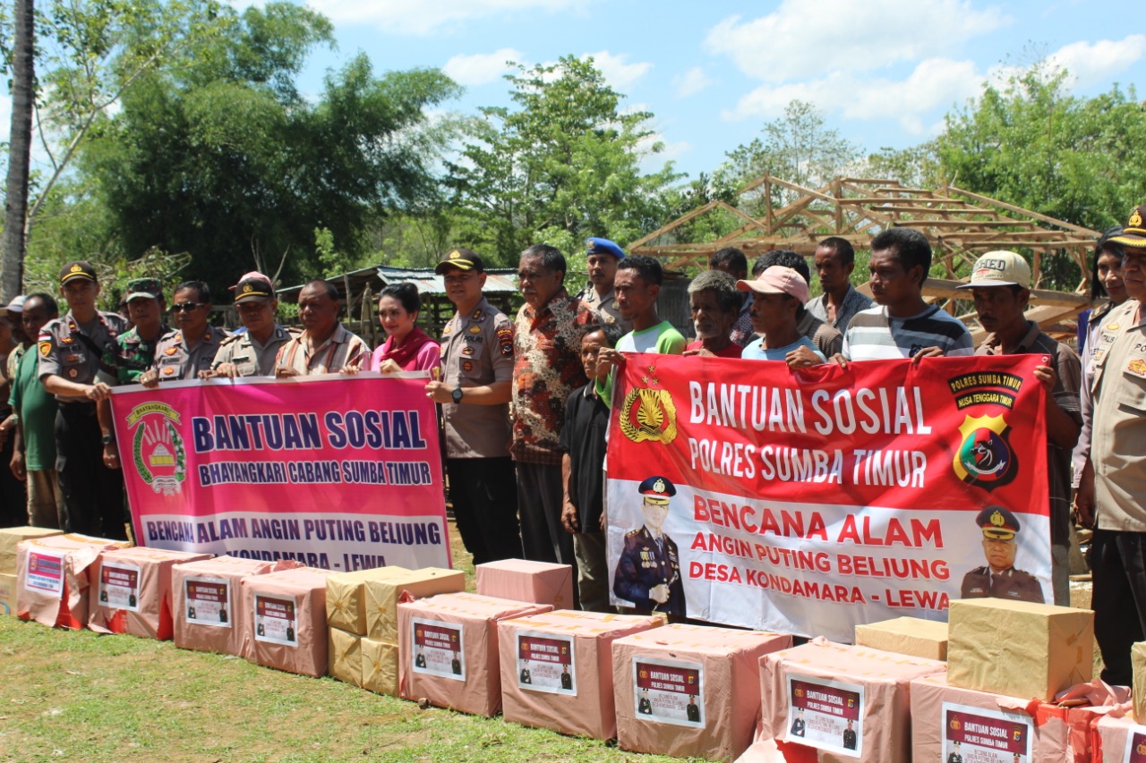 Rumahnya Rusak Akibat Angin Puting Beliung Warga Desa Kondamara Dapat Bantuan Sembako Dari Polres Sumba Timur
