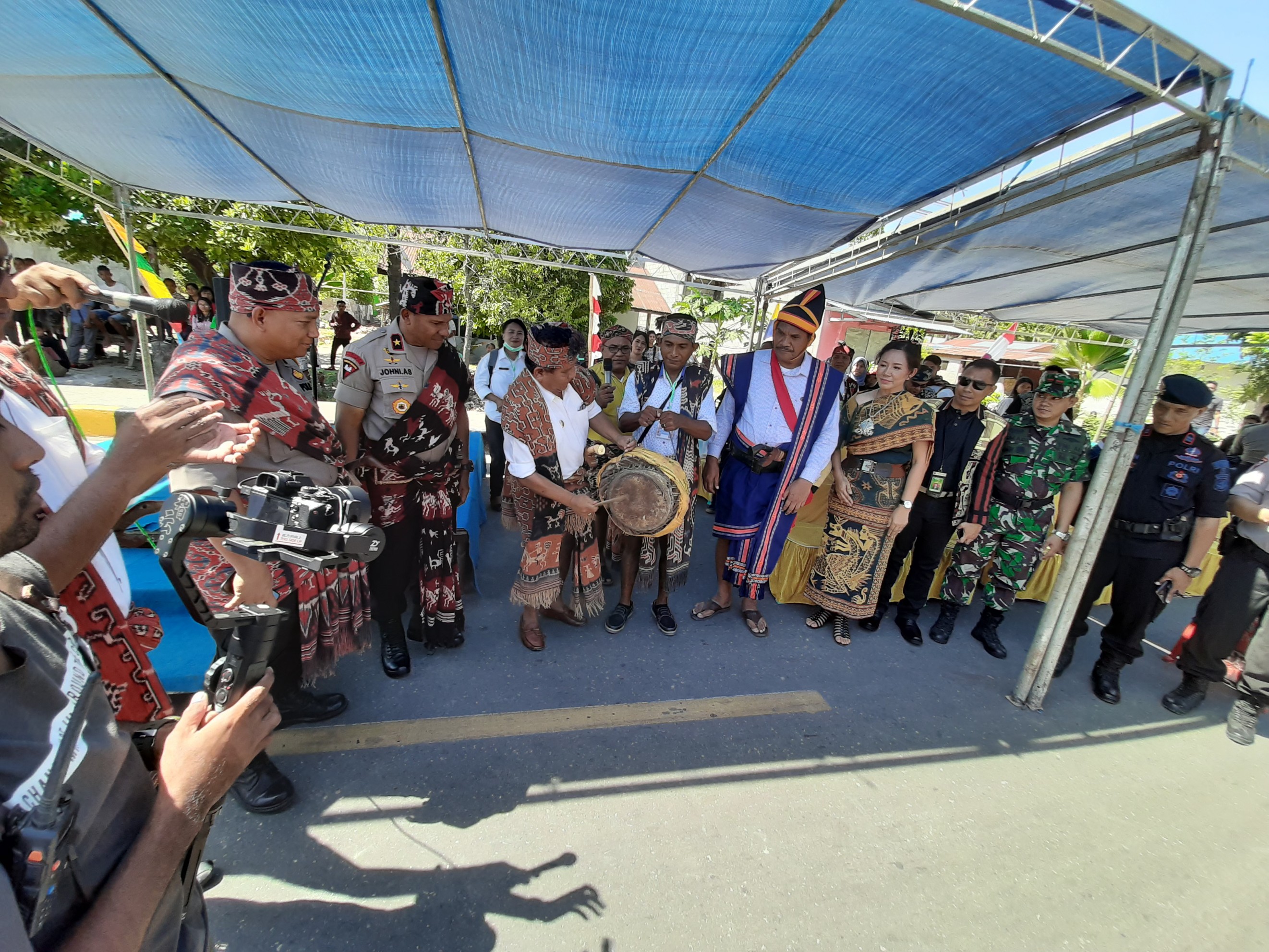 Berbalut Kain Tenun Sumba Timur Wakapolda NTT Hadiri Sumba Heritage Fashion Carnival