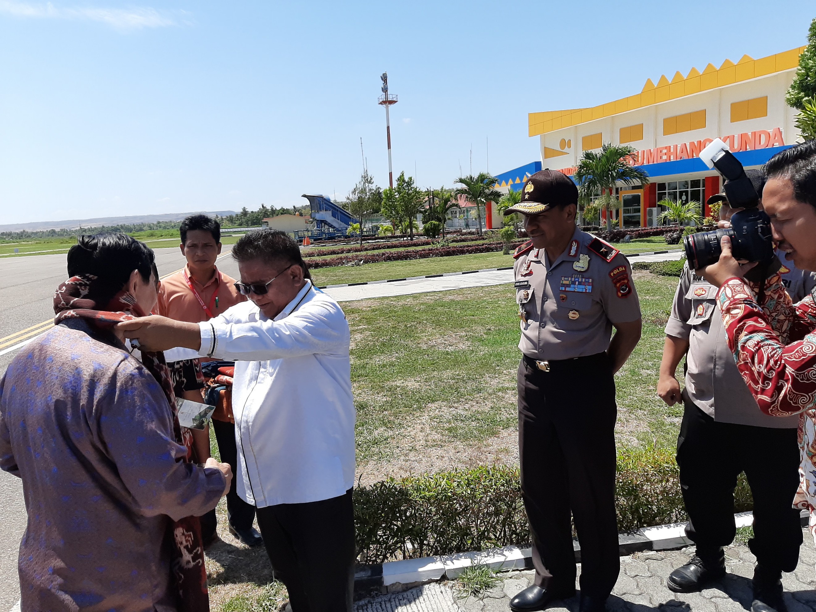 Wakapolda NTT Turut Serta Sambut Kedatangan Menteri Luhut di Sumba Timur