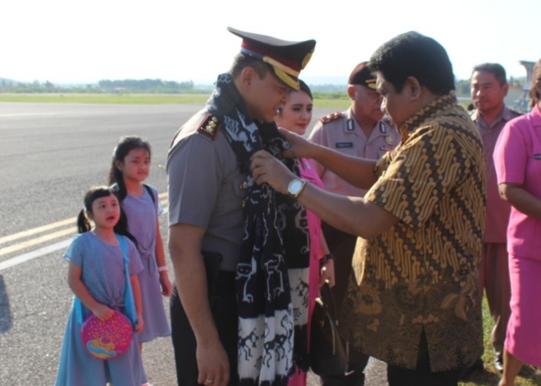 Dengan Pengalungan Kain, Wakil Bupati Sumba Timur Sambut Kapolres Baru