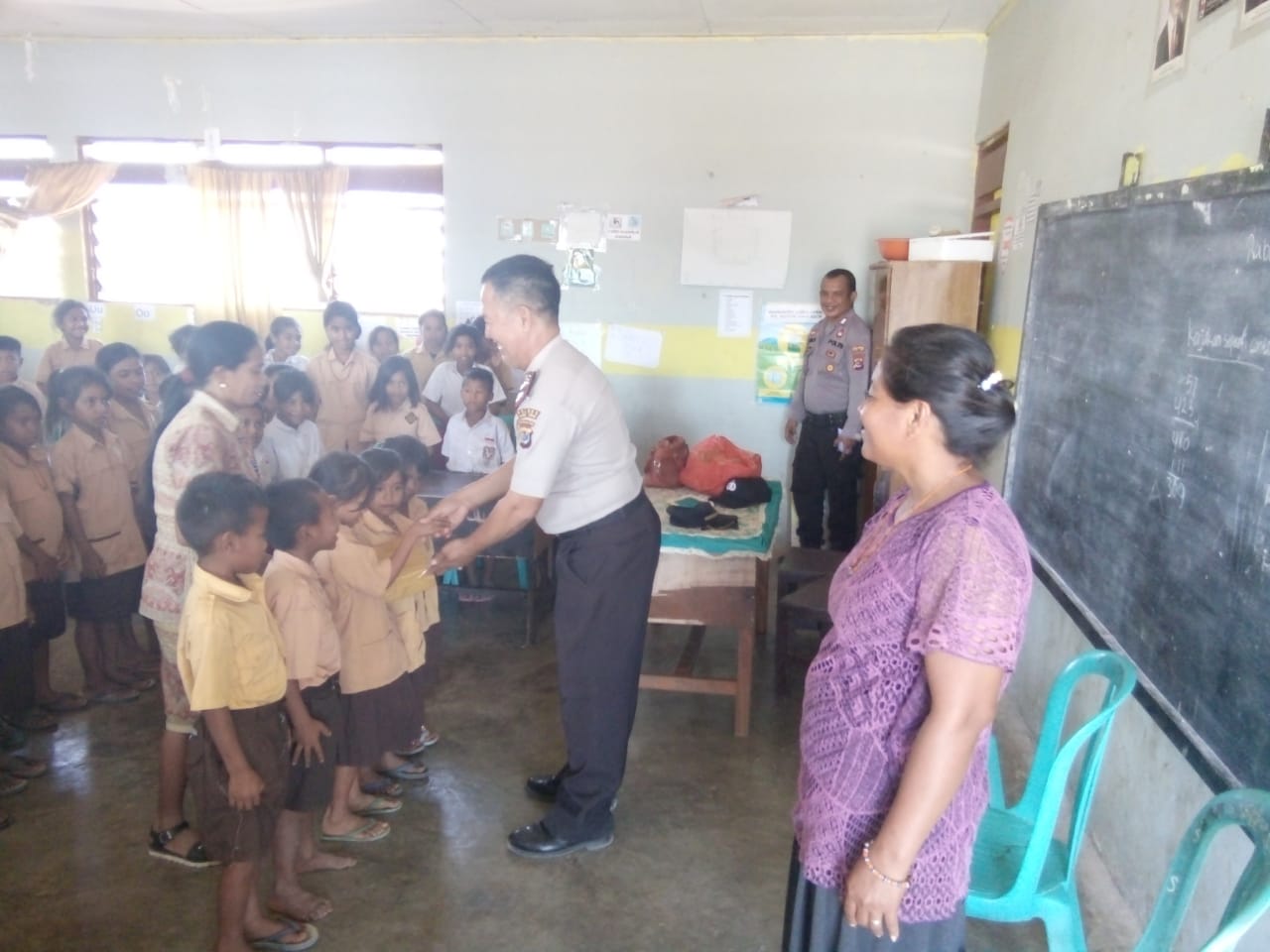 Polsek Hahar Sambangi SD Masehi Mbatapuhu, Murid Dapat Bantuan Buku dan Alat Tulis