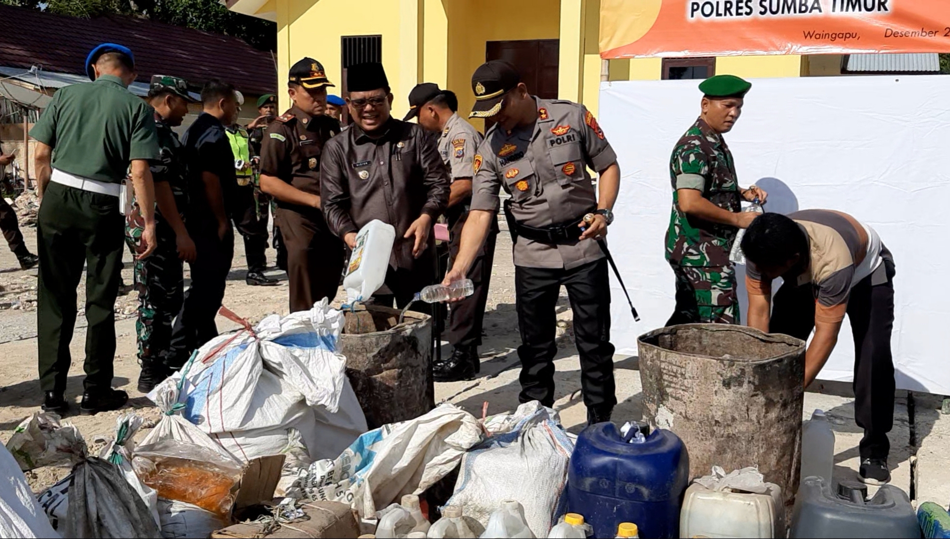 Ribuan Liter Miras dan Barang Kadarluarsa Dimusnahkan Polres Sumba Timur