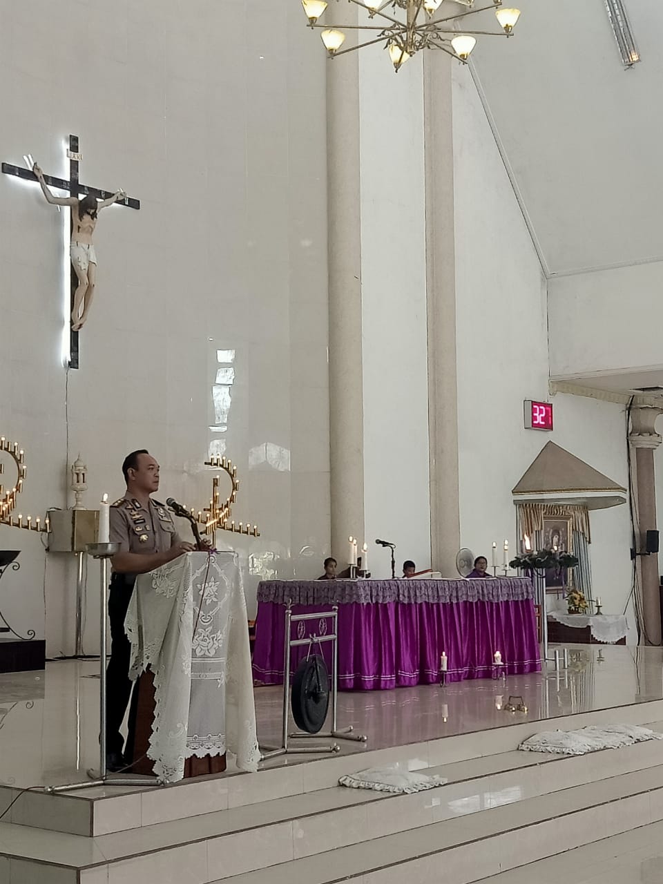 Jalin Silahturahmi, Kapolres Sumba Timur Sambangi Gereja Katolik Paroki Sang Penebus Wara