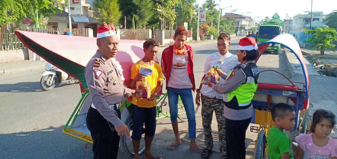 Di Sumba Timur Ada Polisi Bagikan Sembako Dengan Cara Unik