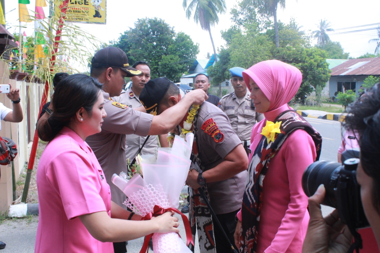 Kunker di Polres Sumba Timur, Kapolda NTT Disambut Dengan Sapaan Adat dan Tarian Manunggal Polwan