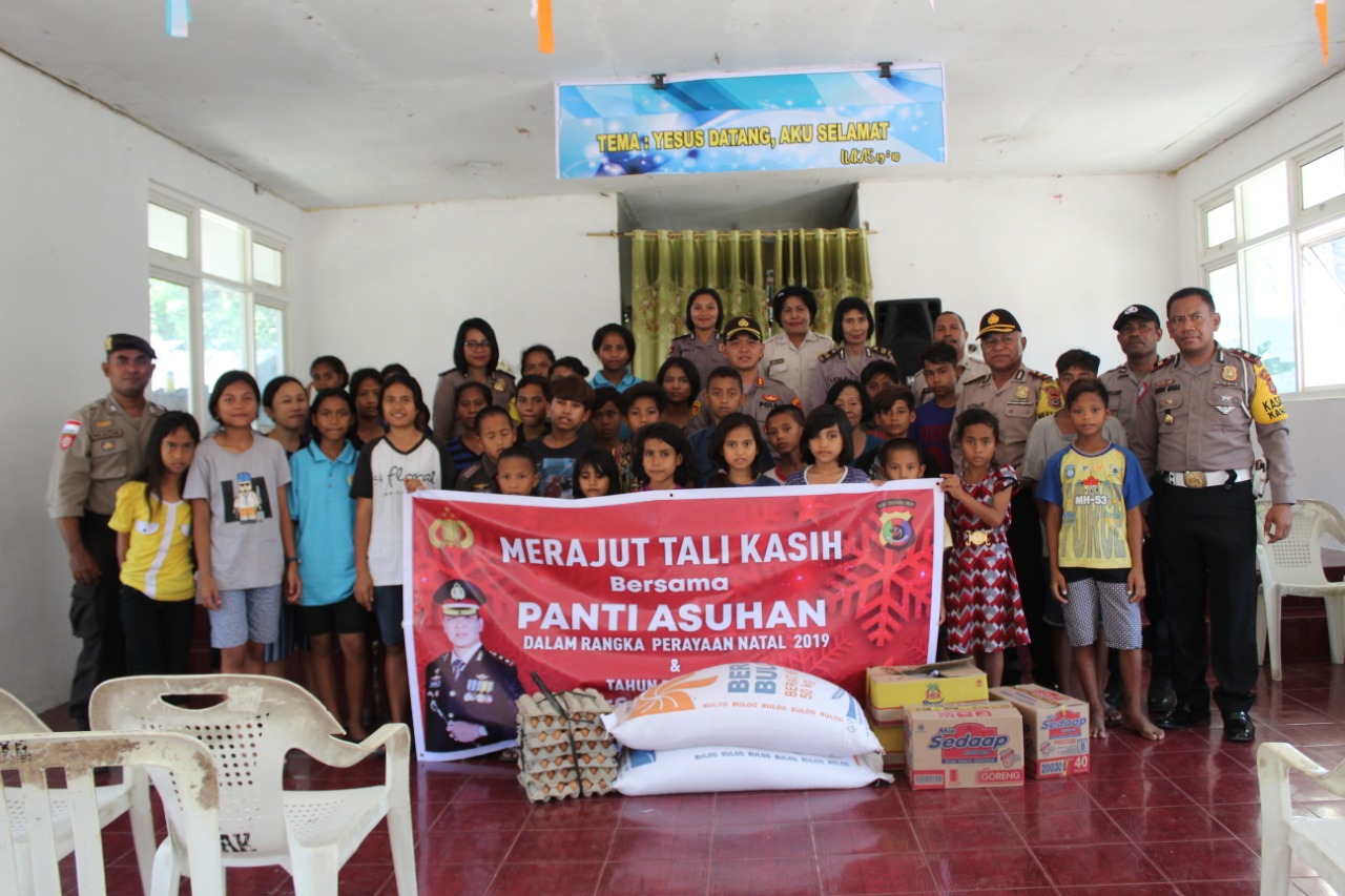 Polres Sumba Timur Merajut Kasih Bersama Anak Panti Asuhan