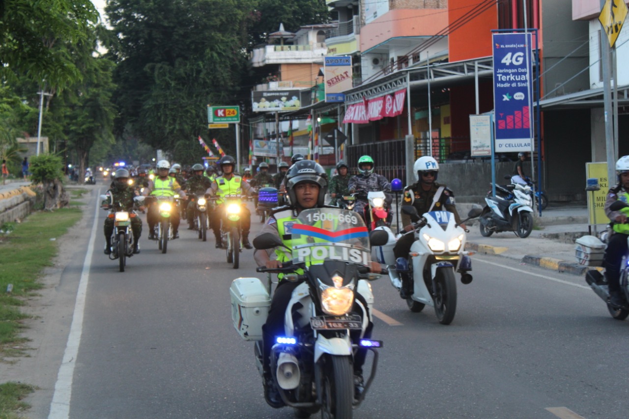 Amankan Ibadah Natal, Kapolres Sumba Timur Pimpin Patroli Skala Besar TNI Polri