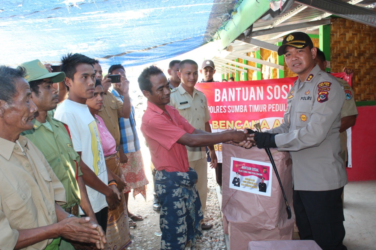 Trabas Kamtibmas, Kapolres Sumba Timur Beri Bantuan Korban Bencana