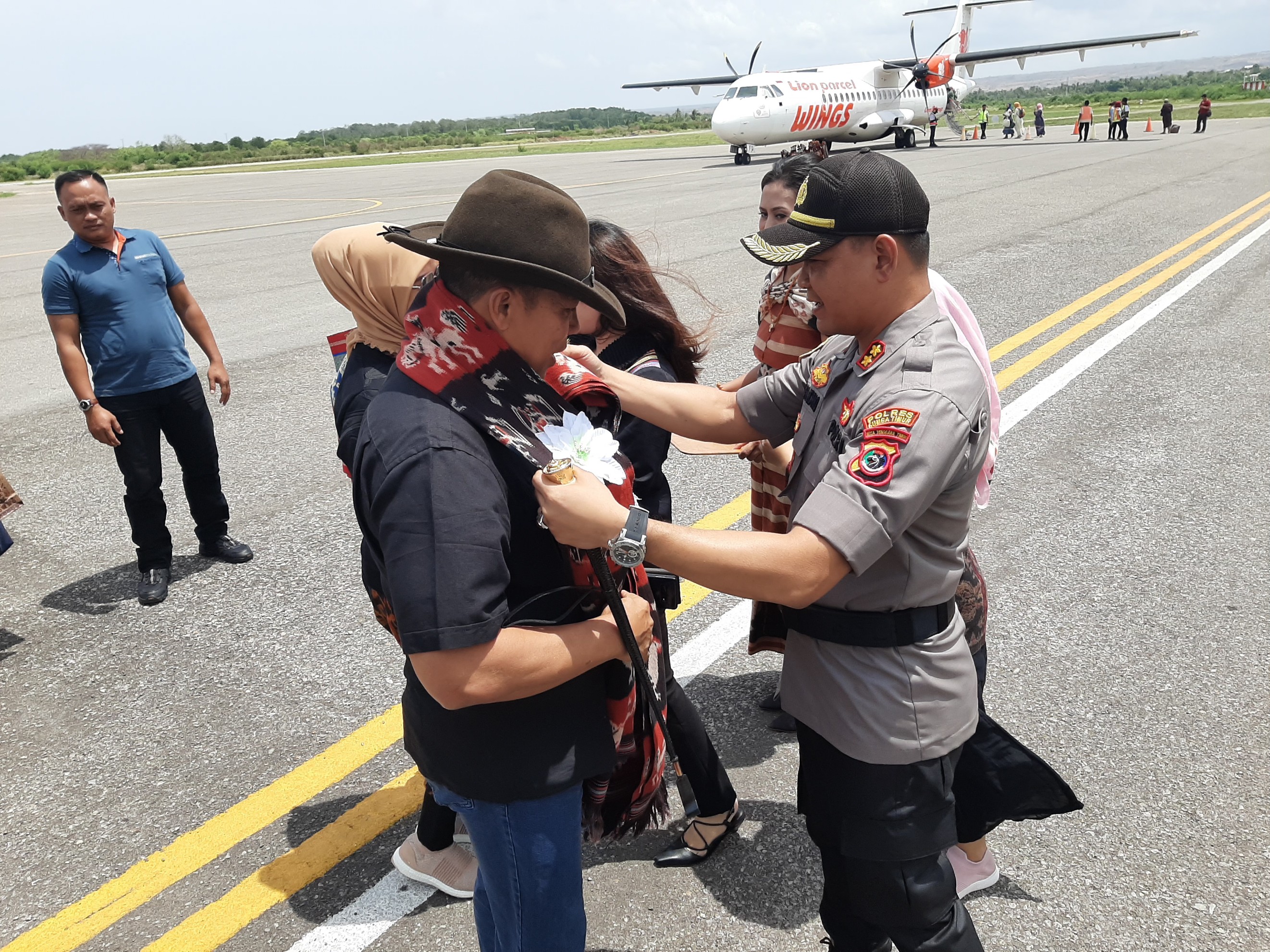 Dengan Pengalungan Kain Tenun Sumba, Kapolres Sumba Timur Sambut Kedatangan Kapolda NTT