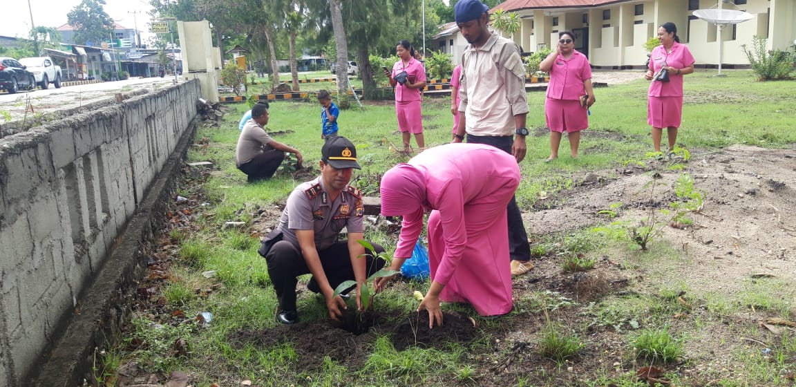 Polsek Umalulu Galakan Penghijauan Dengan Menanam Ratusan Anakan Pohon