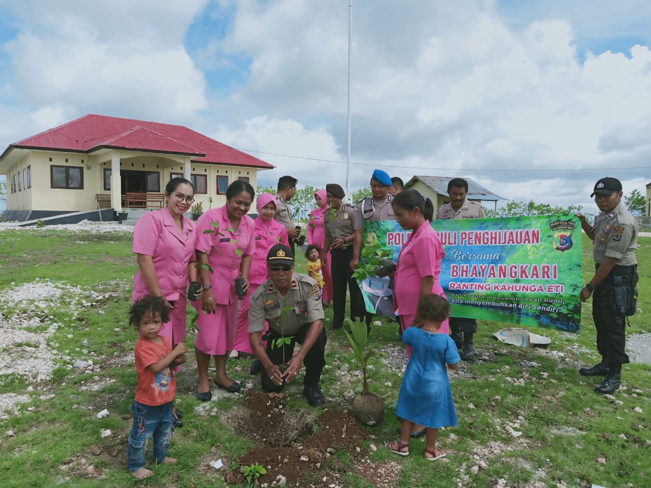 3 Polsek di Sumba Timur Kompak Lakukan Penghijauan