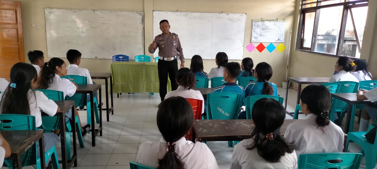 Satlantas Polres Sumba Timur Sosialisasi Tertib Berlalulintas di SMA PGRI Waingapu