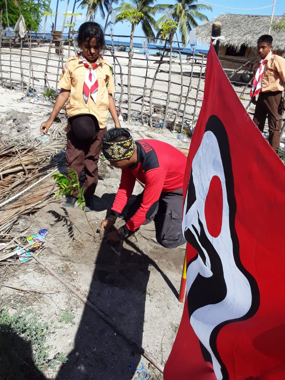 OI Fals Sumba Timur dan Saka Bhayangkara Hijaukan Pantai Walakiri