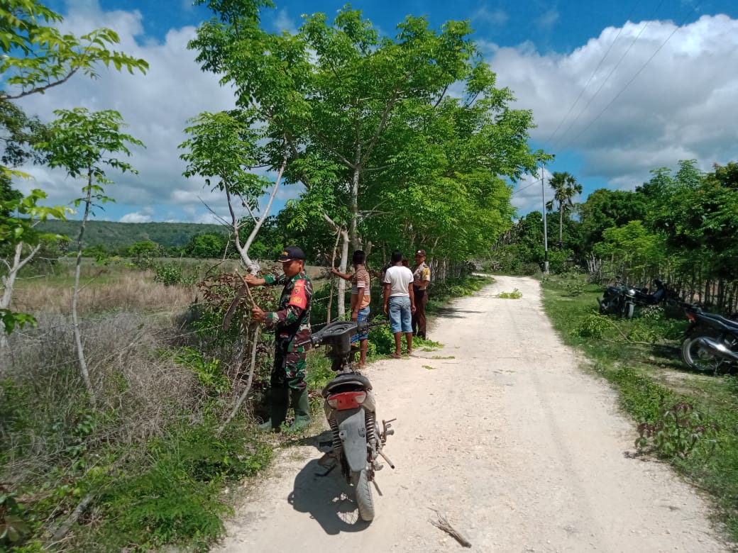 Kompak, Bhabinkamtibmas dan Babinsa Wula Waijelu Patroli Bersama