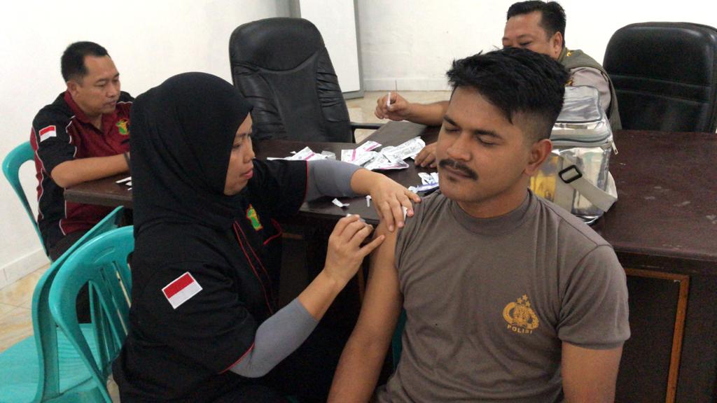 Anggota Polri di Sumba Timur Dapat Vaksinasi Hepatitis B